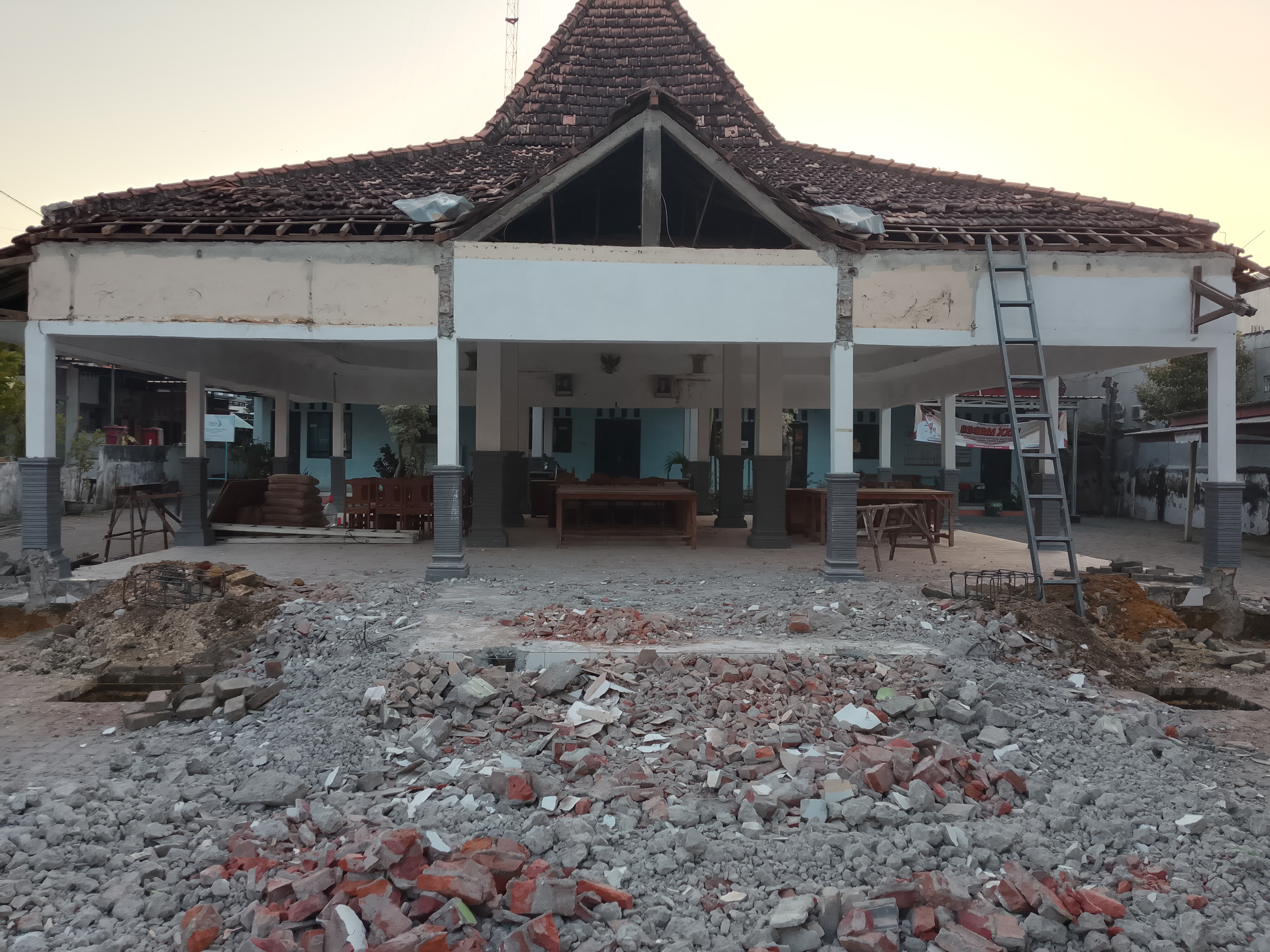 Menuju Wajah Baru Pelayanan Desa, Renovasi Balai Desa Sugio Resmi Dimulai
