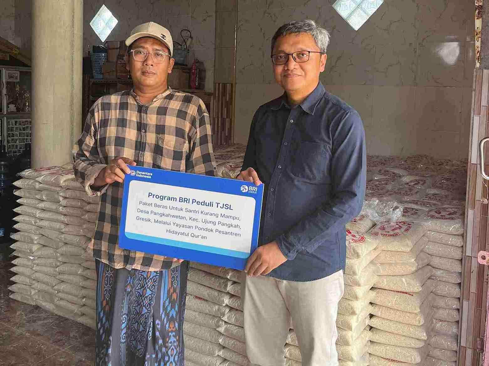 Ringankan Beban Santri, BRI Gresik Salurkan 12 Ton Beras Lewat Program TJSL