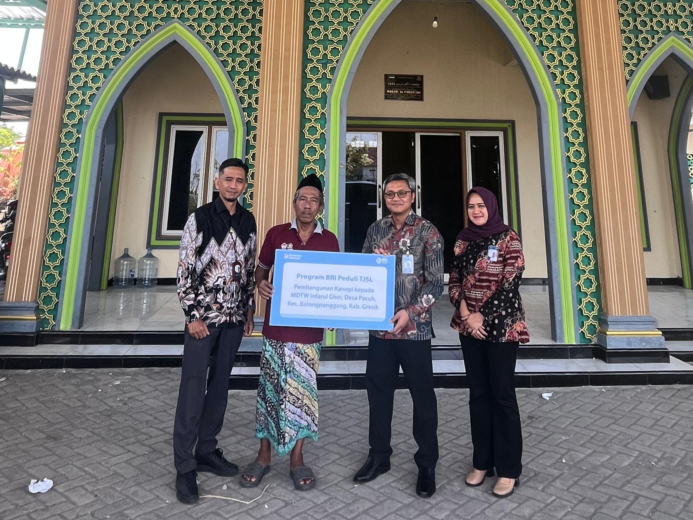 Dorong Kenyamanan Kegiatan Santri, BRI Dukung Pembangunan Kanopi MDTW Infarul Ghoy Gresik