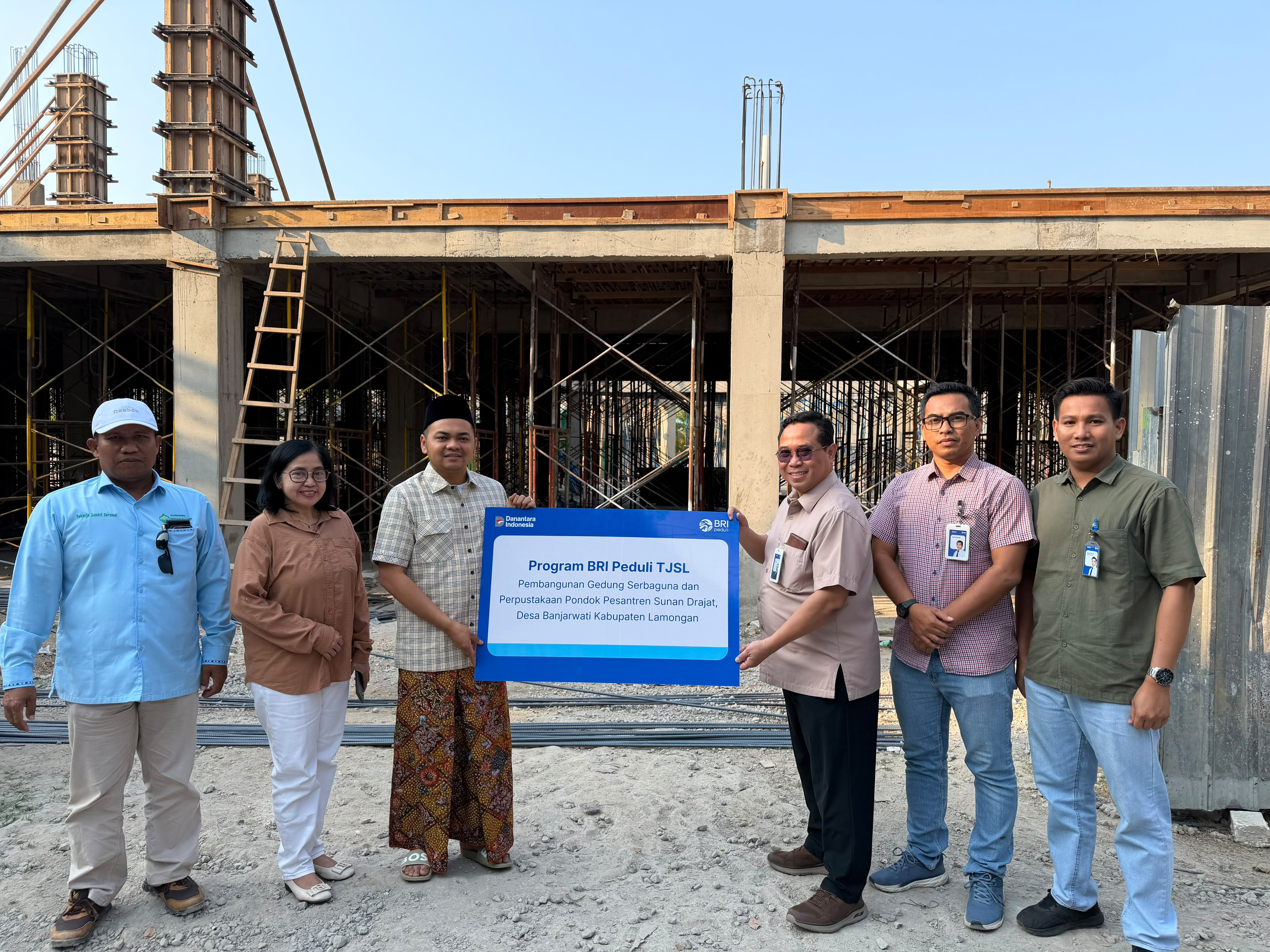 BRI Lamongan Salurkan Bantuan TJSL untuk Pembangunan Gedung Serbaguna dan Perpustakaan Ponpes Sunan Drajat