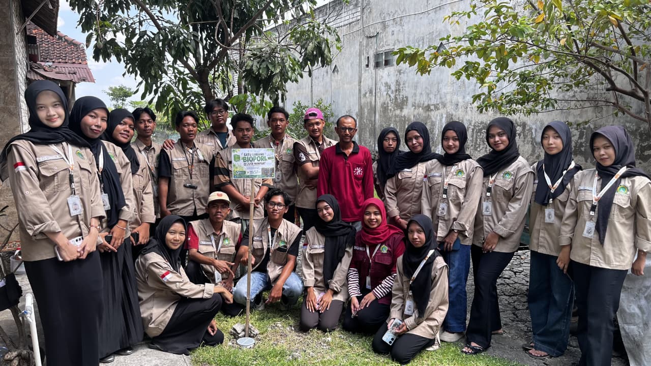 KKN UNISLA Kelompok 02 Tambakploso Wujudkan Desa Peduli Lingkungan Melalui Program Biopori dan Edukasi Daur Ulang